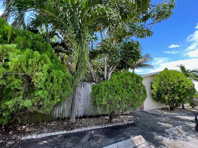 Building Photo - 4841 SW 45th Ave Unit 3