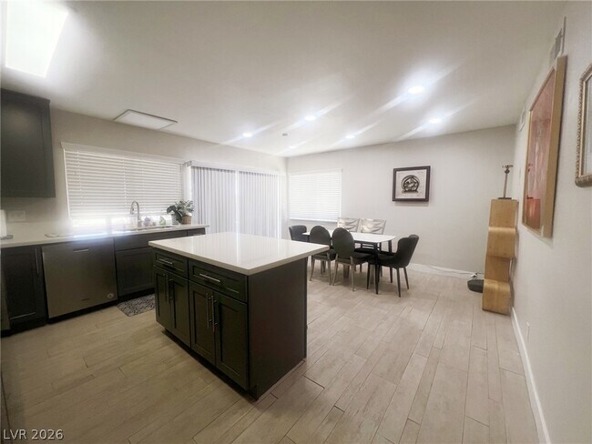 Photo - 4194 Greenpoint St