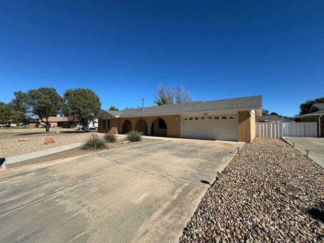 Photo - Comfy & Spacious 3 Bed Home! Mesa School District!