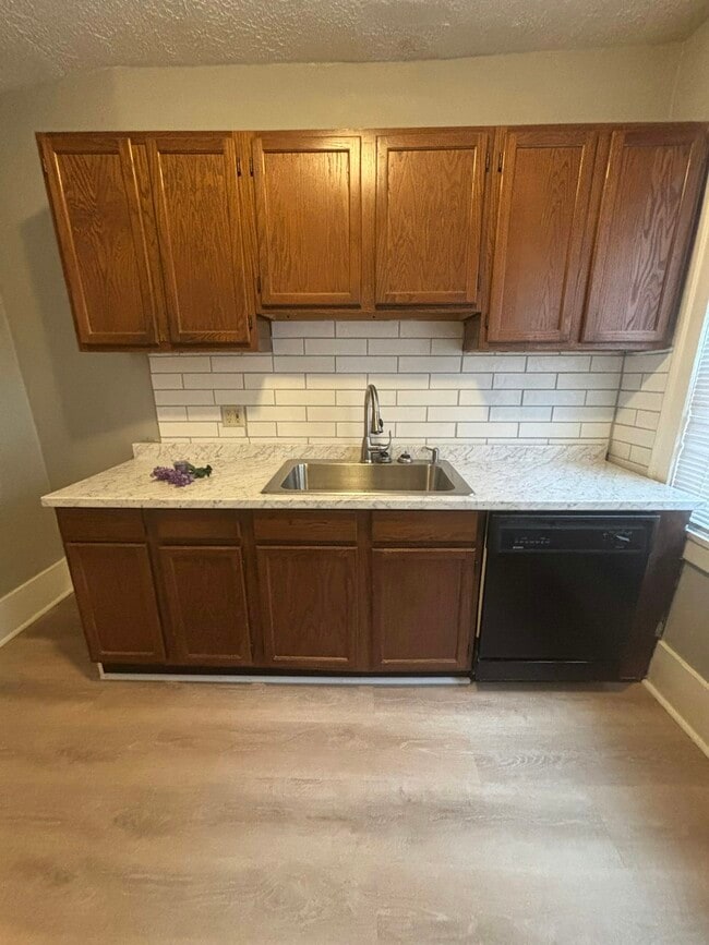 Photo - 2096 Halstead Ave