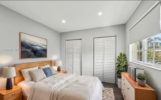 Photo - 380 NW 20th St