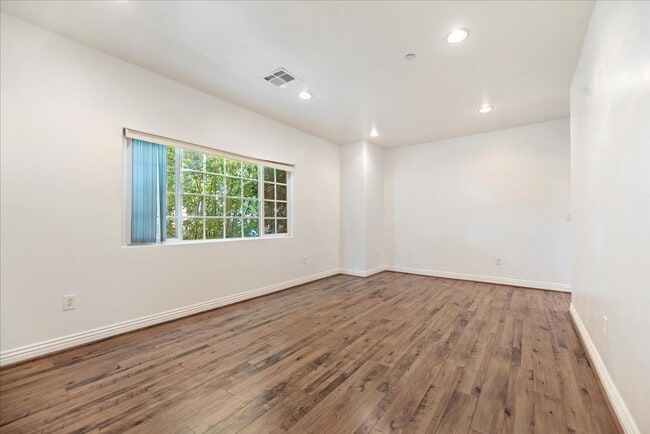 Photo - 637 N Fairview St Unidad #102