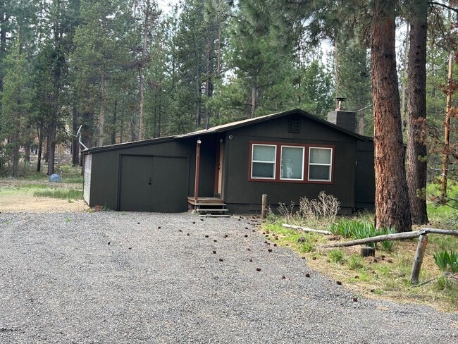 Building Photo - Cozy Cabin Close to Sunriver Rental