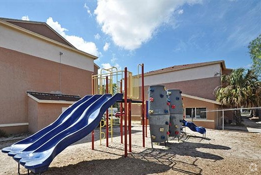 Área de juegos para niños - Oak Chase Apartments