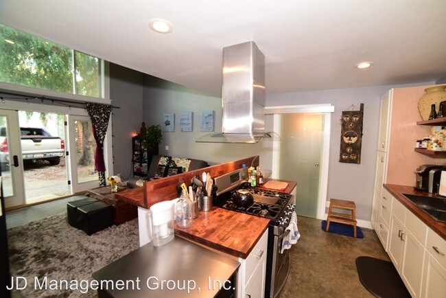 Photo - 1254 E 12th St