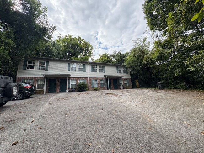 Photo - Knoxville 37920 - 2 bedroom, 1.5 bath townhome - Contact Lisa Vineyard and Shannon Russell (865) ...