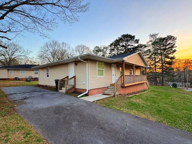 Building Photo - 613 W 4th Ave