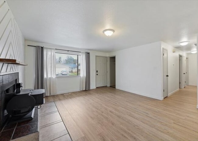 Photo - 1319 E Victory Rd