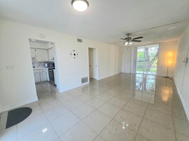 Photo - 777 SE 2nd Ave Unidad 207