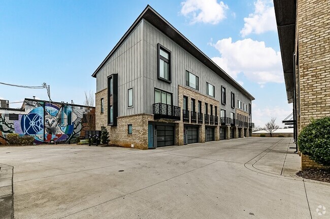 Building Photo - Furnished SouthEnd Townhouse