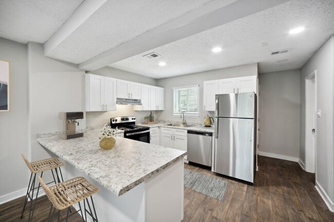 Building Photo - Lakecrest Rental