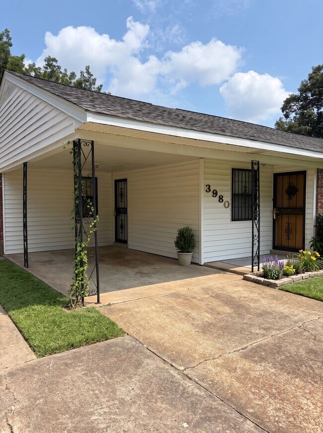Photo - 3980 Renwal St
