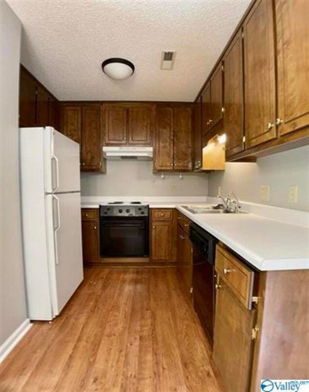 158 Hollington Dr NE