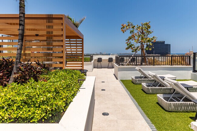 Building Photo - Griffis West Palm Rental