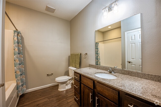 2BR, 2BA - 1,002SF - Primary Bathroom