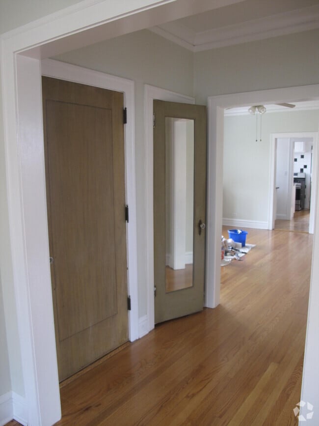 Building Photo - 4827 Elm St Unit 3 Rental