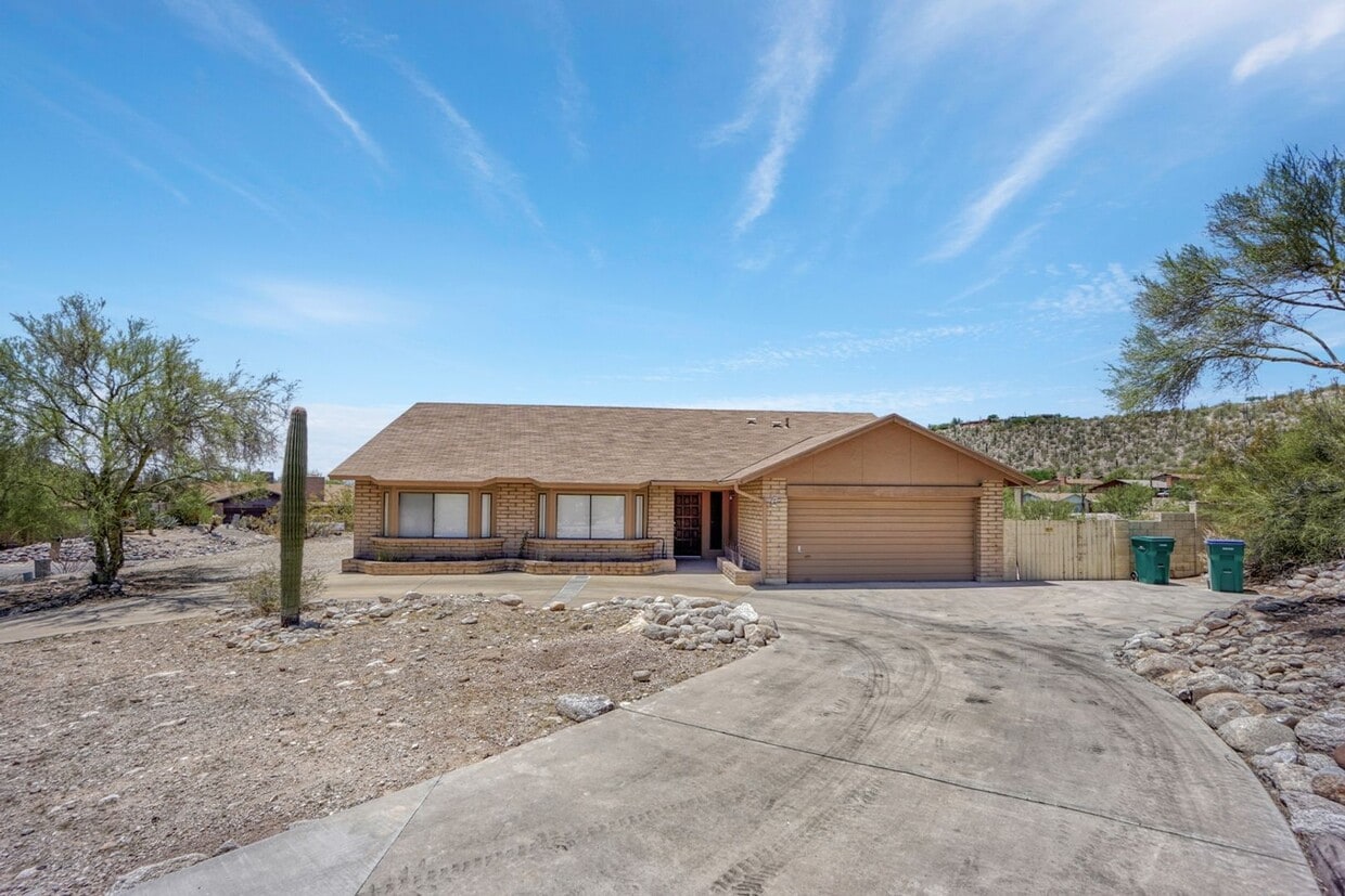 Pending/ Rented - Serene 3-bed 2-bath - Pending/ Rented - Serene 3-bed 2-bath