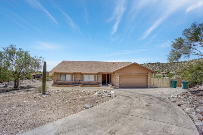 Pending/ Rented - Serene 3-bed 2-bath - Pending/ Rented - Serene 3-bed 2-bath House