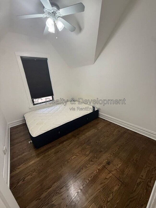 5709 W Dakin St Unit 2