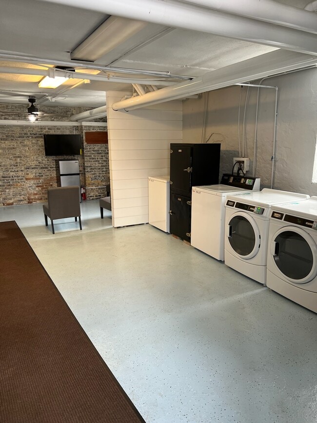 Laundry Area - Lafayette Apartment Homes