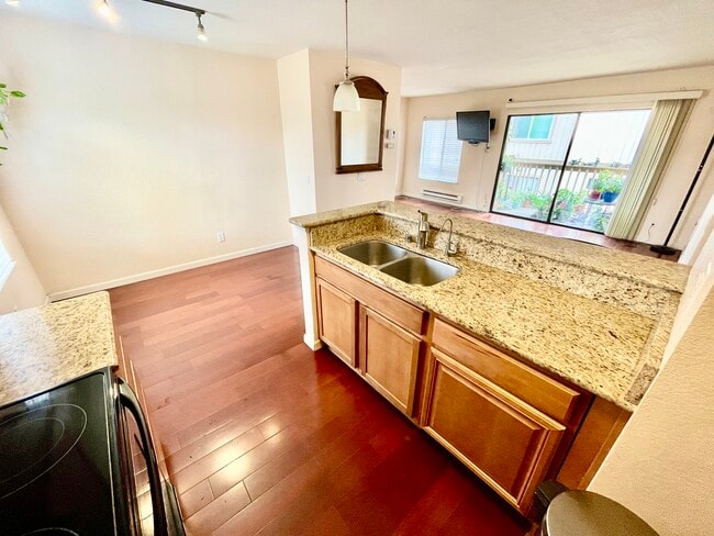 Building Photo - 300 Glenwood Cir Unit 300 Glenwood #147