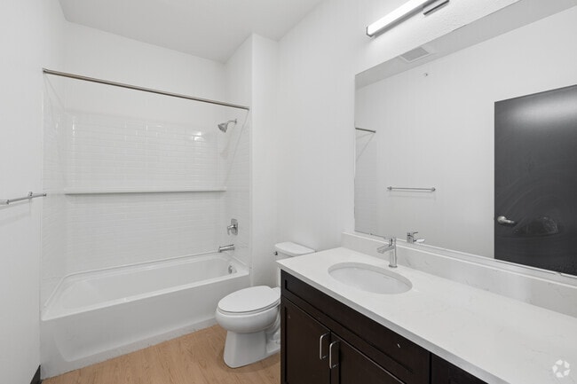 1BR, 1BA - 750SF - Bathroom