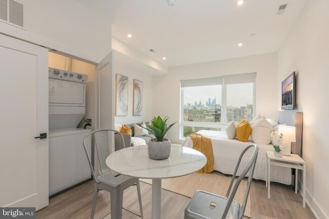 Building Photo - 1421 E Columbia Ave Unit 301