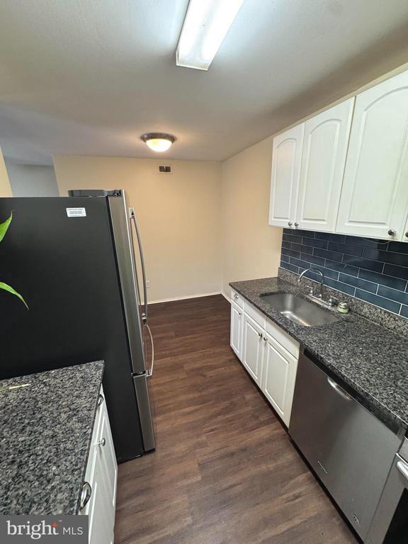 Building Photo - 11919 Parklawn Dr Unit 201