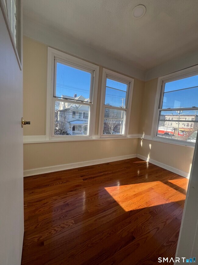 Photo - 352 Wilmot Ave Unit 2