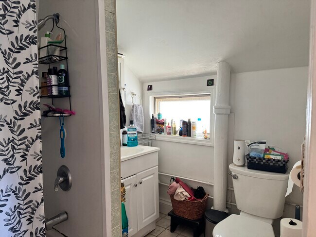 View into bathroom. - 25 Monroe St Unidad 3U