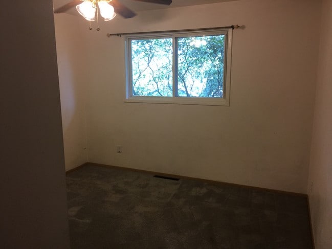 Photo - 215 NW Webb St Unit Upper