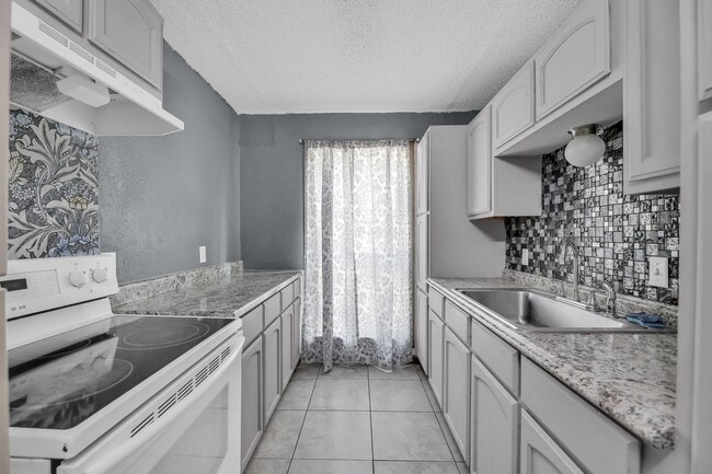 Building Photo - Siesta-Pharr Unit 440- A