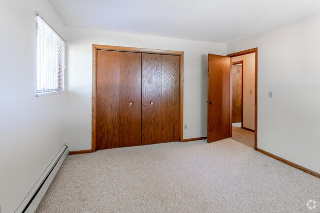 2BR, 1BA - 900SF - Primary Bedroom - Oak Hill Estates