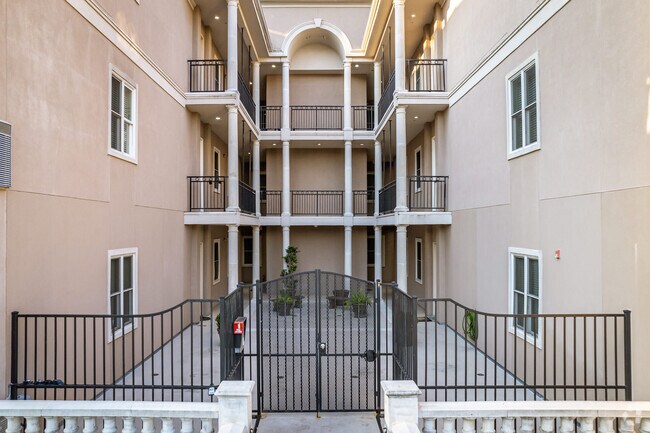 58 Briar Hollow Ln - Chateau Briar Hollow