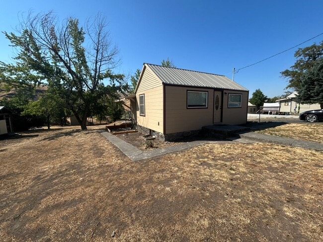 Building Photo - Fully furnished large 1 bedroom Rental