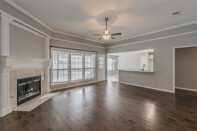 Photo - 344 College St S