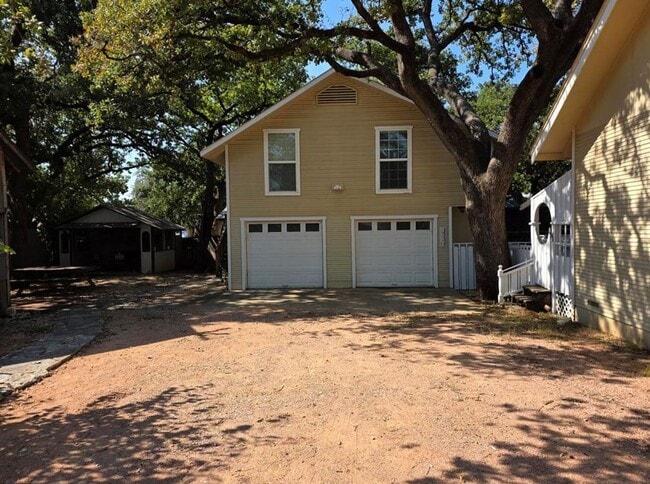 Building Photo - FOR LEASE!!