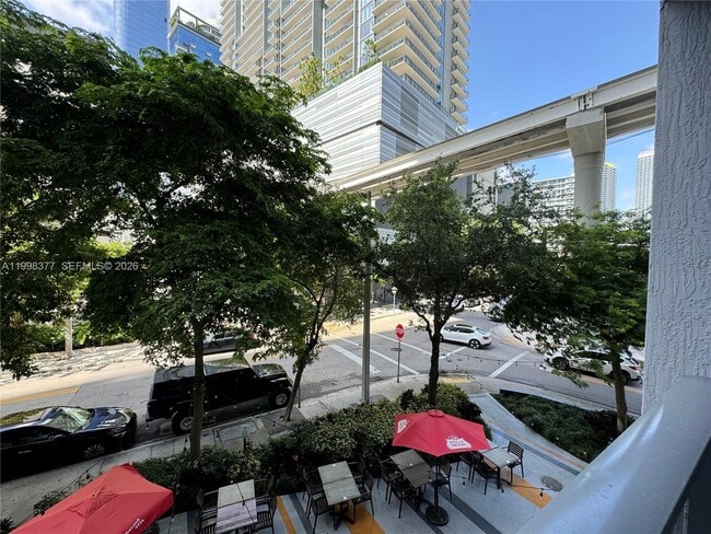 Photo - 31 SE 6th St Unidad 305