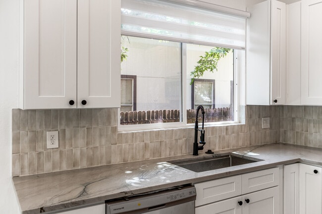 Photo - 16364 Edgemere Dr