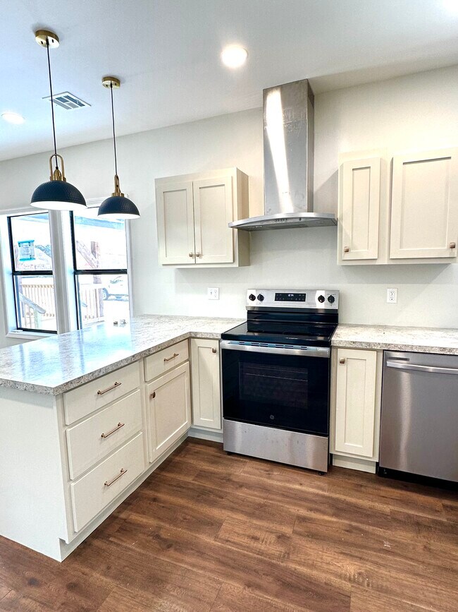 Photo - 102 Meadowlark Ave