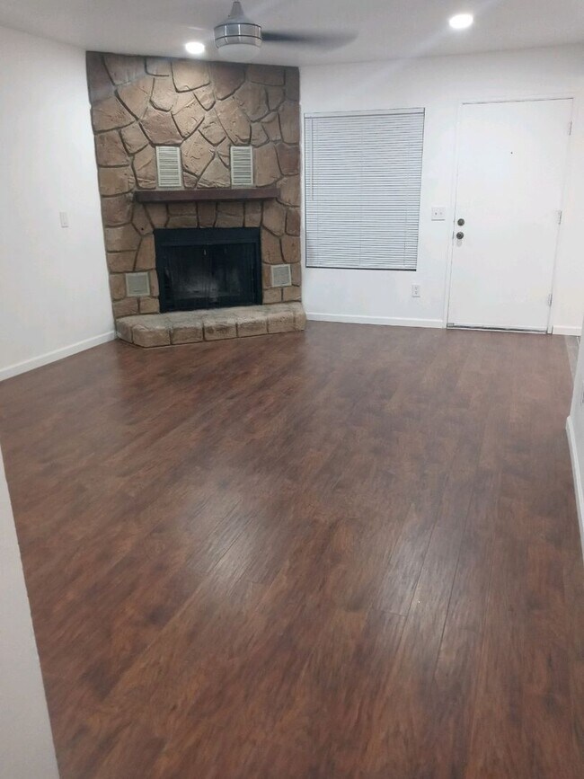 Photo - Upgraded 2b/1b duplex for rent!