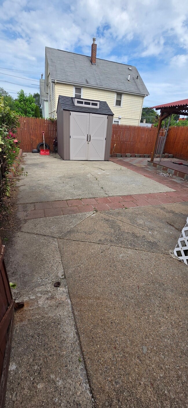 Photo - 396 Wellington Ave