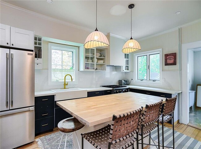 Photo - 461 Spring St