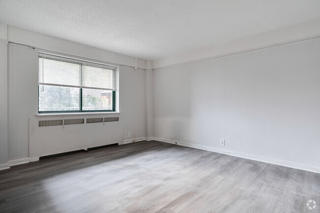 2BR, 1BA - 900SF