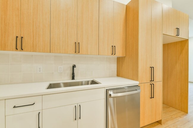 Building Photo - 162 Wallace St