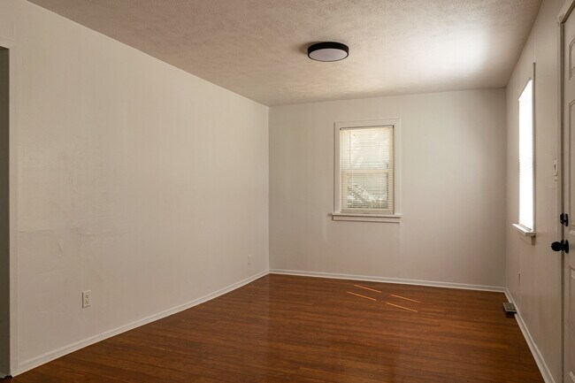 Photo - 3541 Blackstone Ave