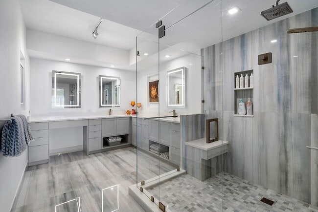 Building Photo - 2650 Lake Shore Dr Unit 1401