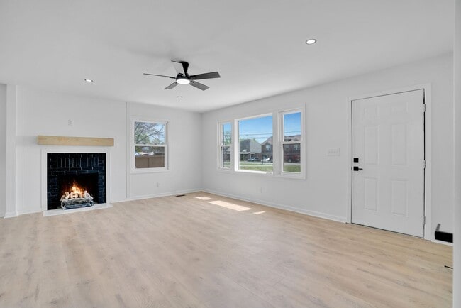 Photo - 1857 Memorial Dr