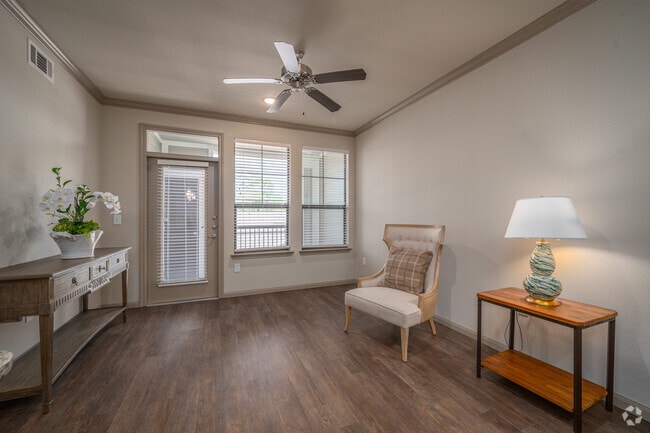 1BR, 1BA - 777SF - Living Room