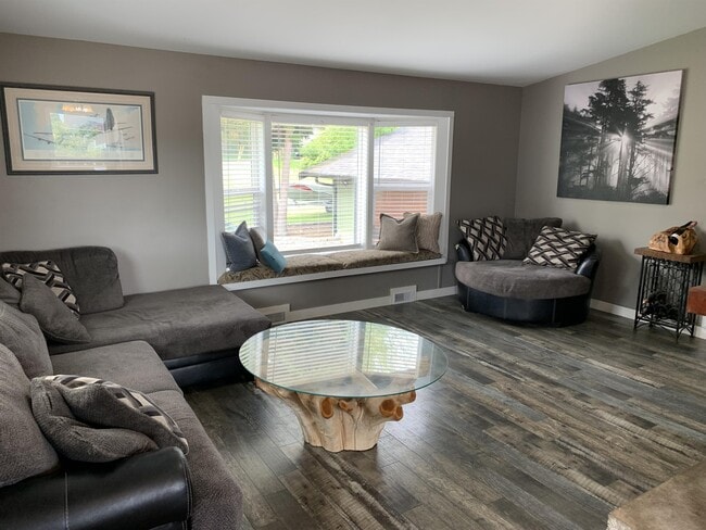 Photo - 110 Saker Pl